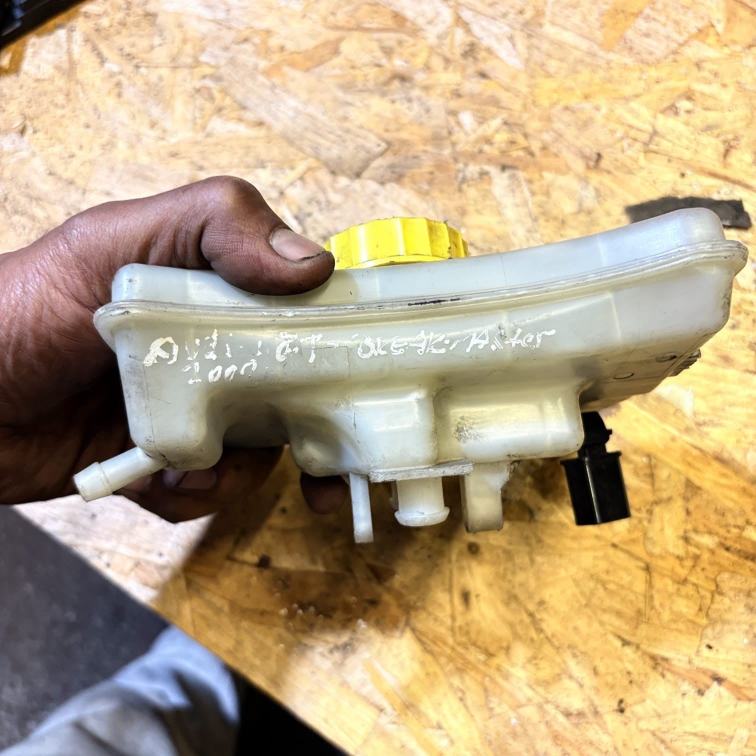 Audi A4 S4 B6 8E 8H 2000 Brake Fluid Tank Bottle 8E0611301E AMD80555