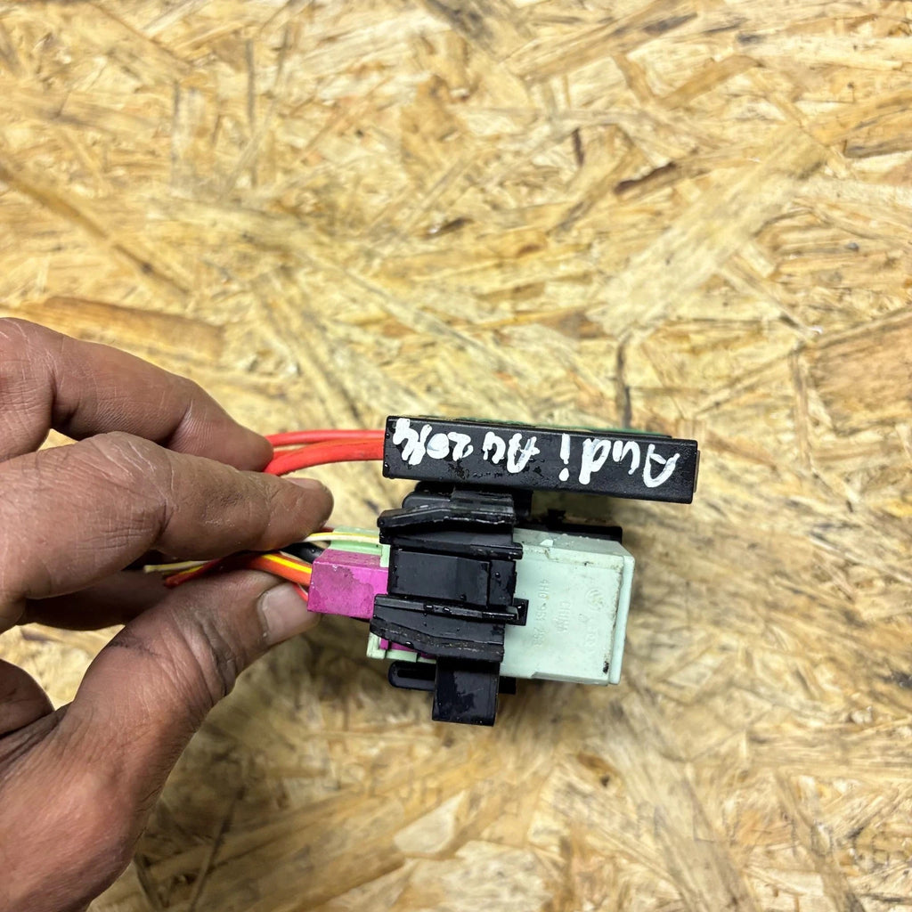 AUDI A4 FUSE RELAY BOX 2008 - 2014