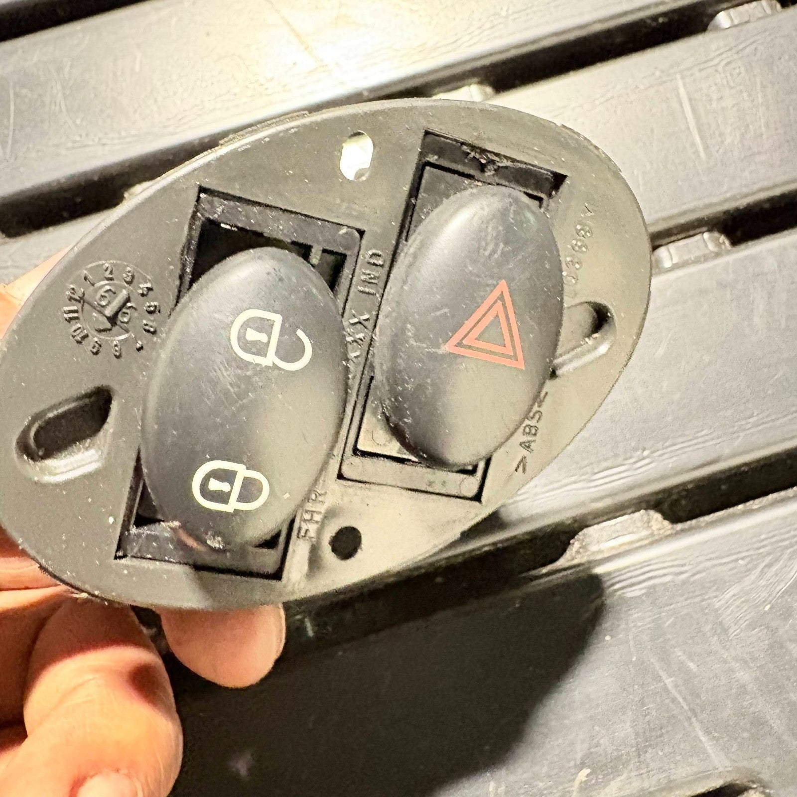 MG 2002-2005 REG HAZARD WARNING/CENTRAL LOCK UNLOCK SWITCH
