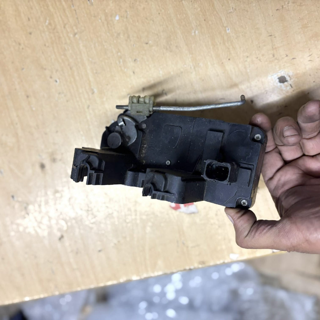 Door lock mech solenoid Driver Rear OPLE Vectra C Signum ident QX 13210763 2006