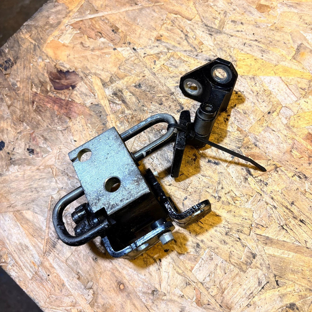 2005 VW TOUAREG REAR DOOR HINGE BOTTOM RIGHT O/S