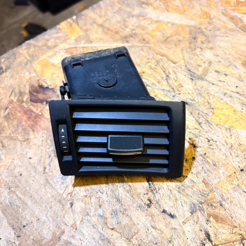 AUDI A4 01-08 DASHBOARD DRIVERS RIGHT SIDE HEATER AIR VENT 8E0820902F