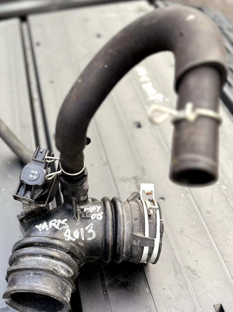 TOYOTA YARIS MK3 XP13 11-14 1.0 PETROL AIR CLEANER INTAKE HOSE PIPE 17880-0Y030