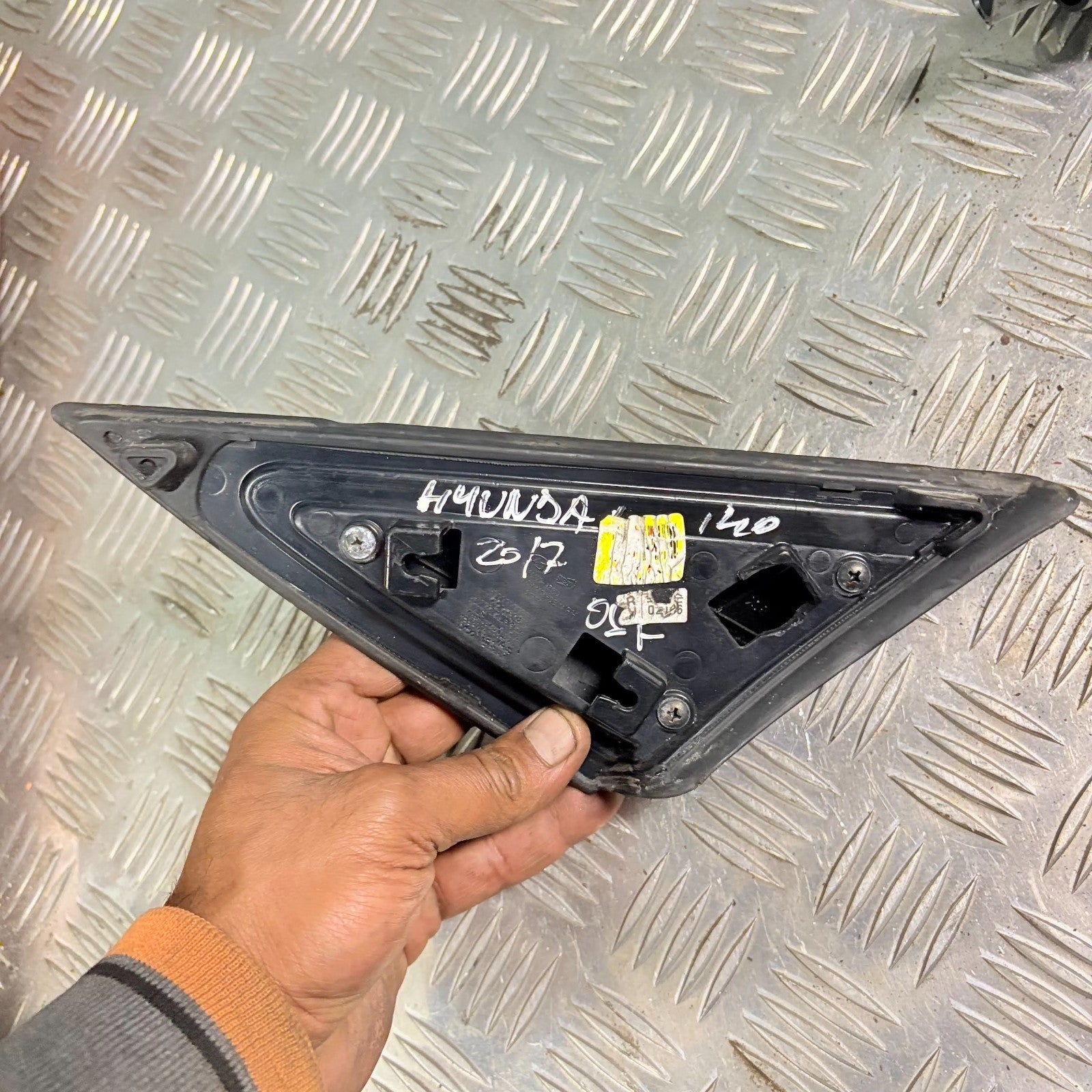 2017 HYUNDAI I40 EXTERIOR WING TRIM MOULDING TRIANGLE RIGHT DRIVER 86190-3Z000