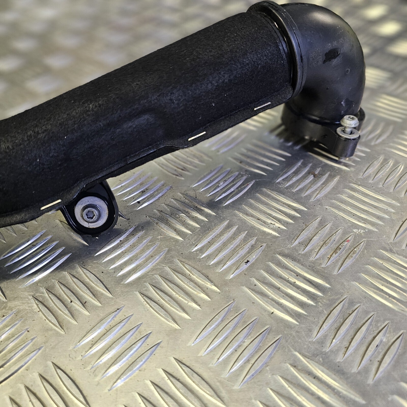2012-2019 VOLKSWAGEN GOLF MK7 INTERCOOLER PIPE HOSE 04L145828D