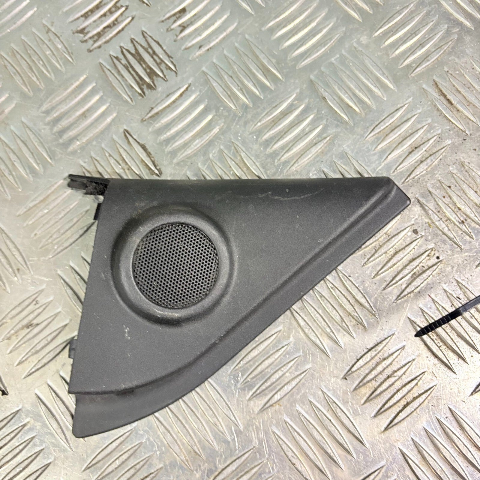 SUZUKI SWIFT 04-10 FRONT PASSENGER LEFT WING MIRROR TWEETER TRIM 84790-63J1