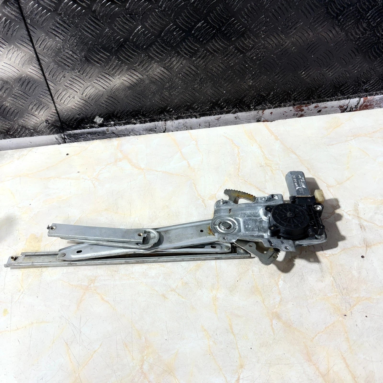 TOYOTA YARIS 1.3 5DR MK1 02-05 FRONT LEFT NSF WINDOW REGULATOR MOTOR 0130822018
