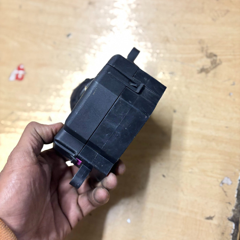 VW Golf Fuse Box Control Unit Relay Power Distribution Module 2009