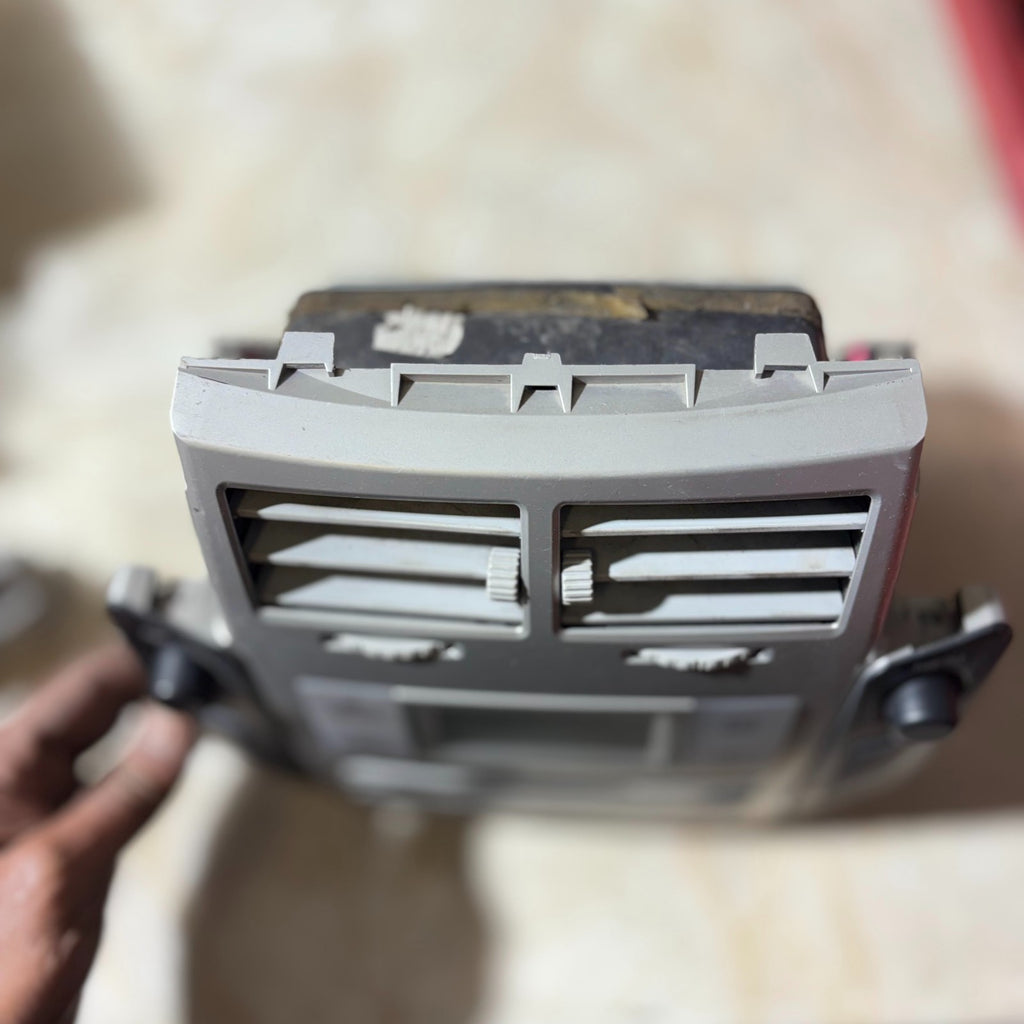 Toyota Yaris 2006-2008 Dash Centre Stereo Radio CD Air Vents W58824 CFF00009A