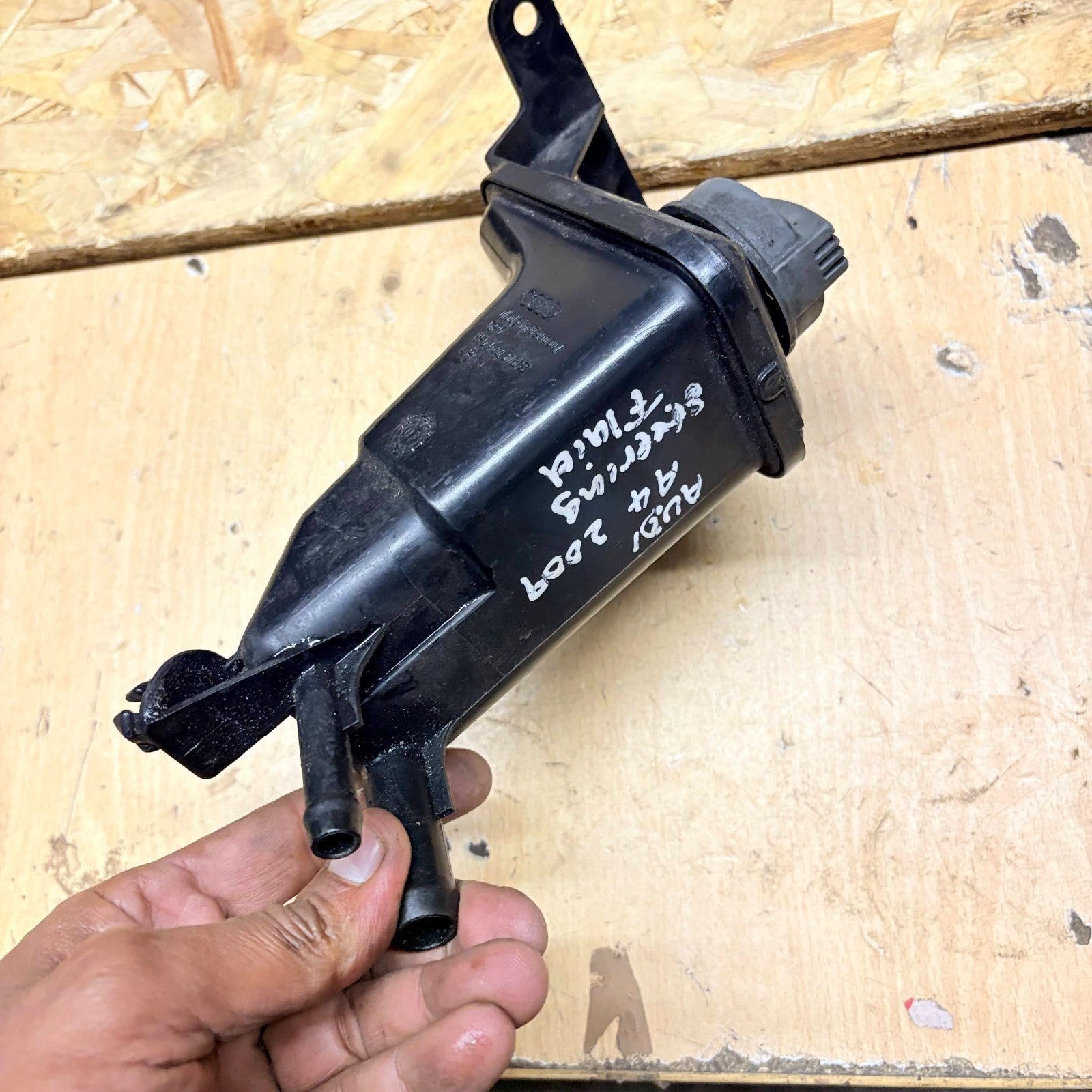 Audi A4 2009 Power steering fluid tank reservoir 8E0422373B