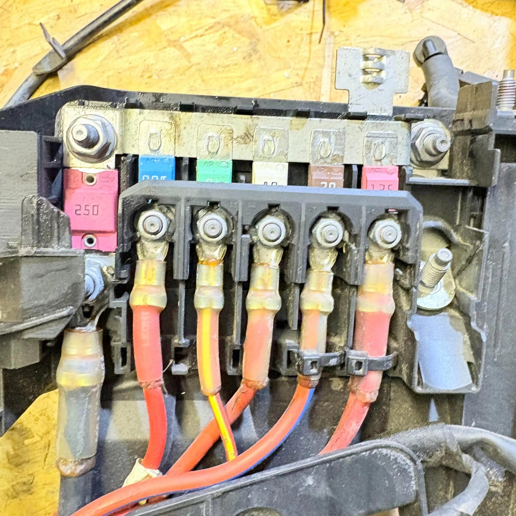 MERCEDES 2013 FRONT FUSE RELAY BOX A0025428019
