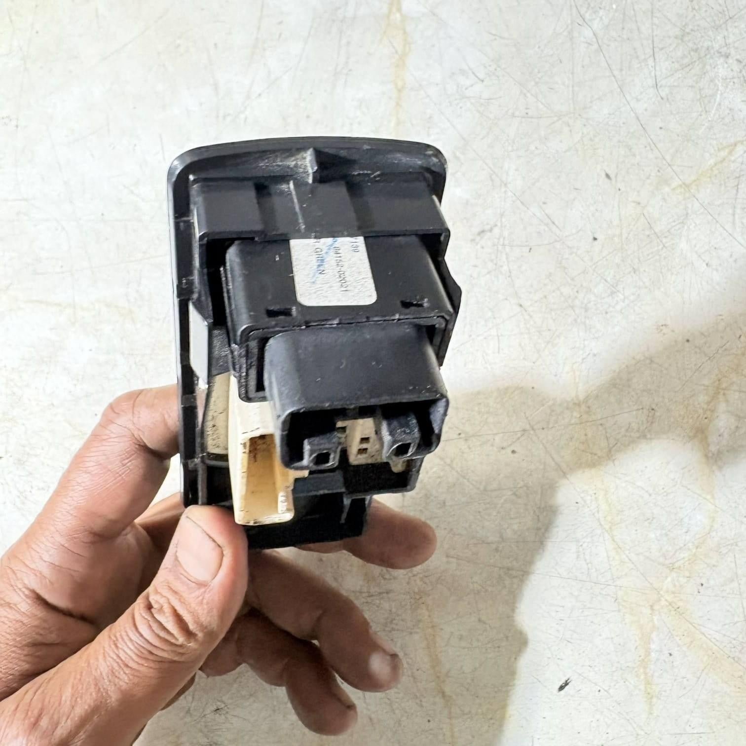 TOYOTA COROLLA 2003-2008 E120 Wing Mirror Switch 183574 Black