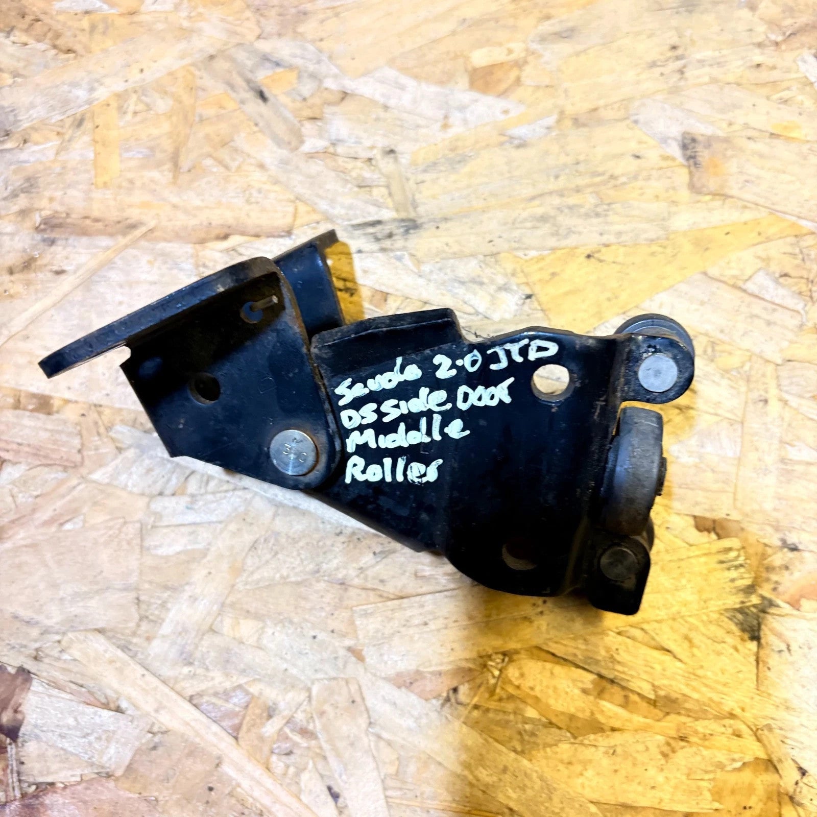 FIAT SCUDO O/S SIDE DOOR MIDDLE ROLLER 2007 - 2015