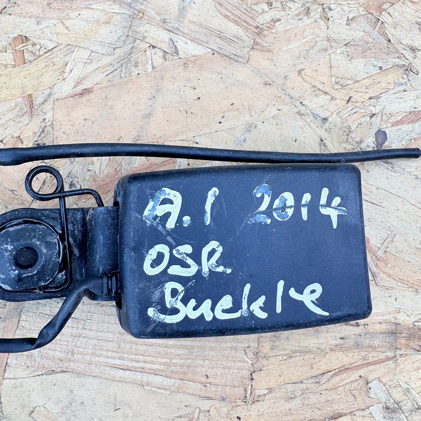 2014 AUDI A1 OFFSIDE REAR SEATBELT BUCKLE STALK 8X0857739