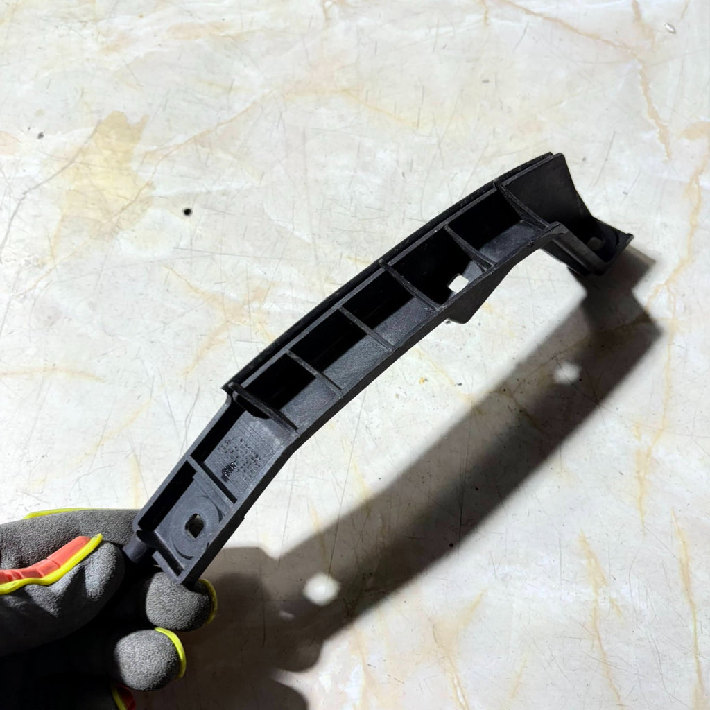 AUDI TT MK1 8N9 2000-2006 REAR RIGHT BUMPER GUIDE BRACKET 8N0807454