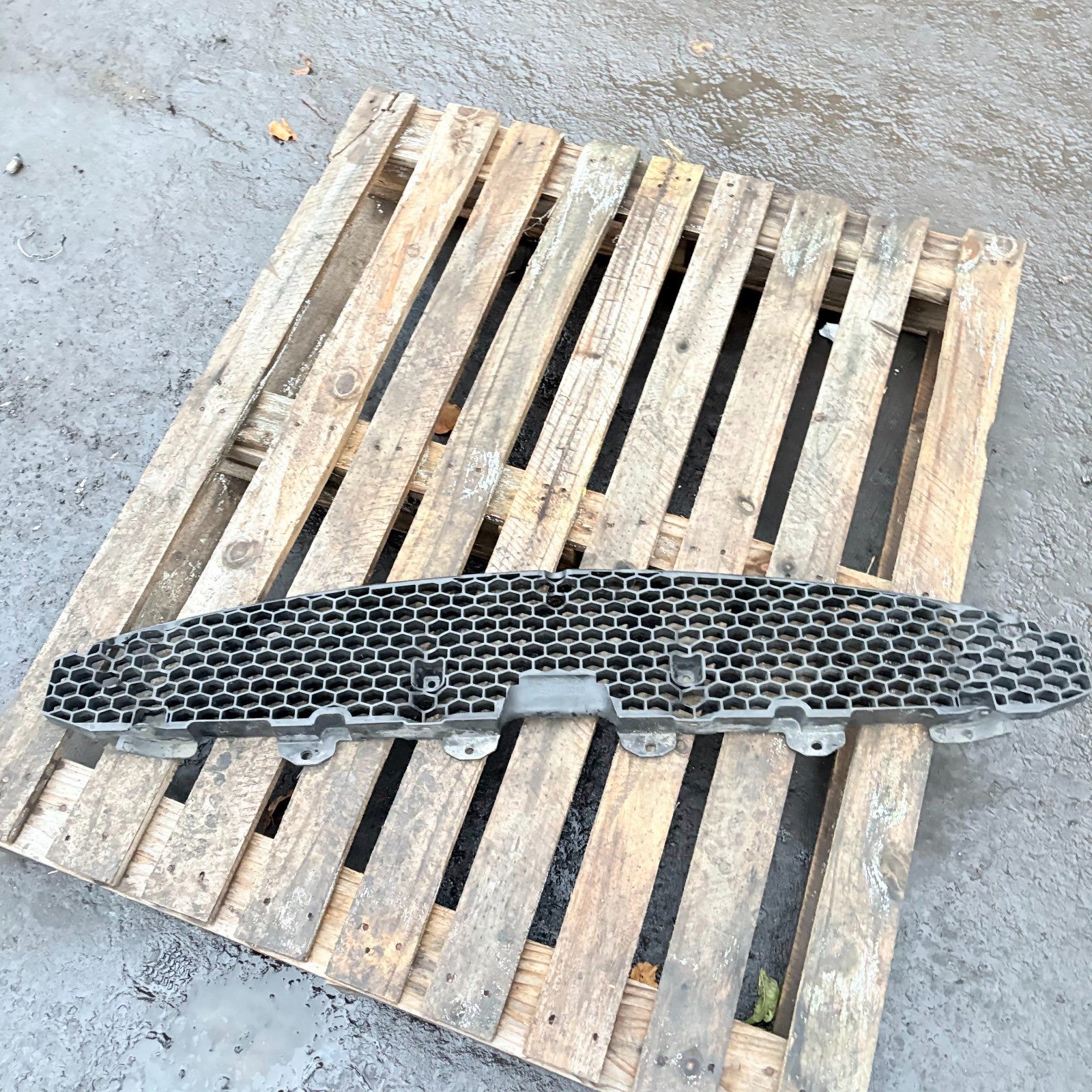 KIA Carens mk2 II 2008 Front bumper lower grill 865611D010