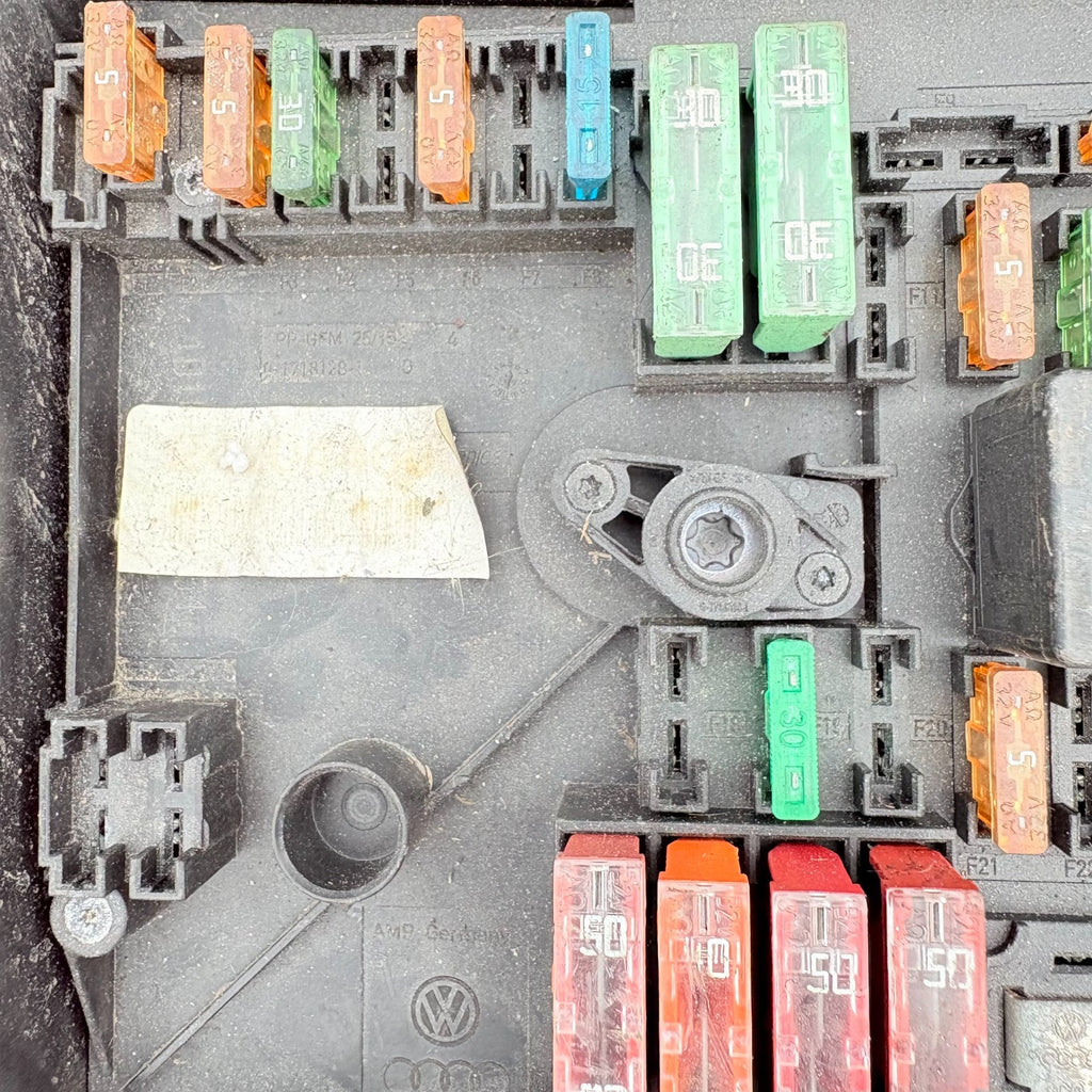 VW Golf Mk5 Central Electrics For Engine Bay Fuse Box 1K0937125A