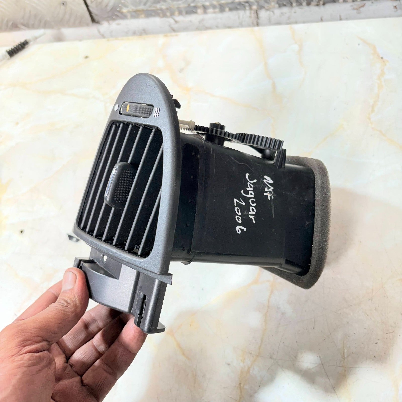 Jaguar x-type passenger side dash air vent assembly 2006