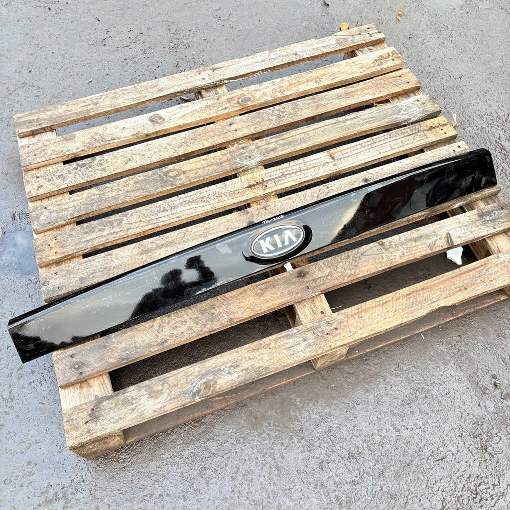 2013 On MK3 KIA CARENS TAILGATE TRIM + Badge 5 DOOR MPV