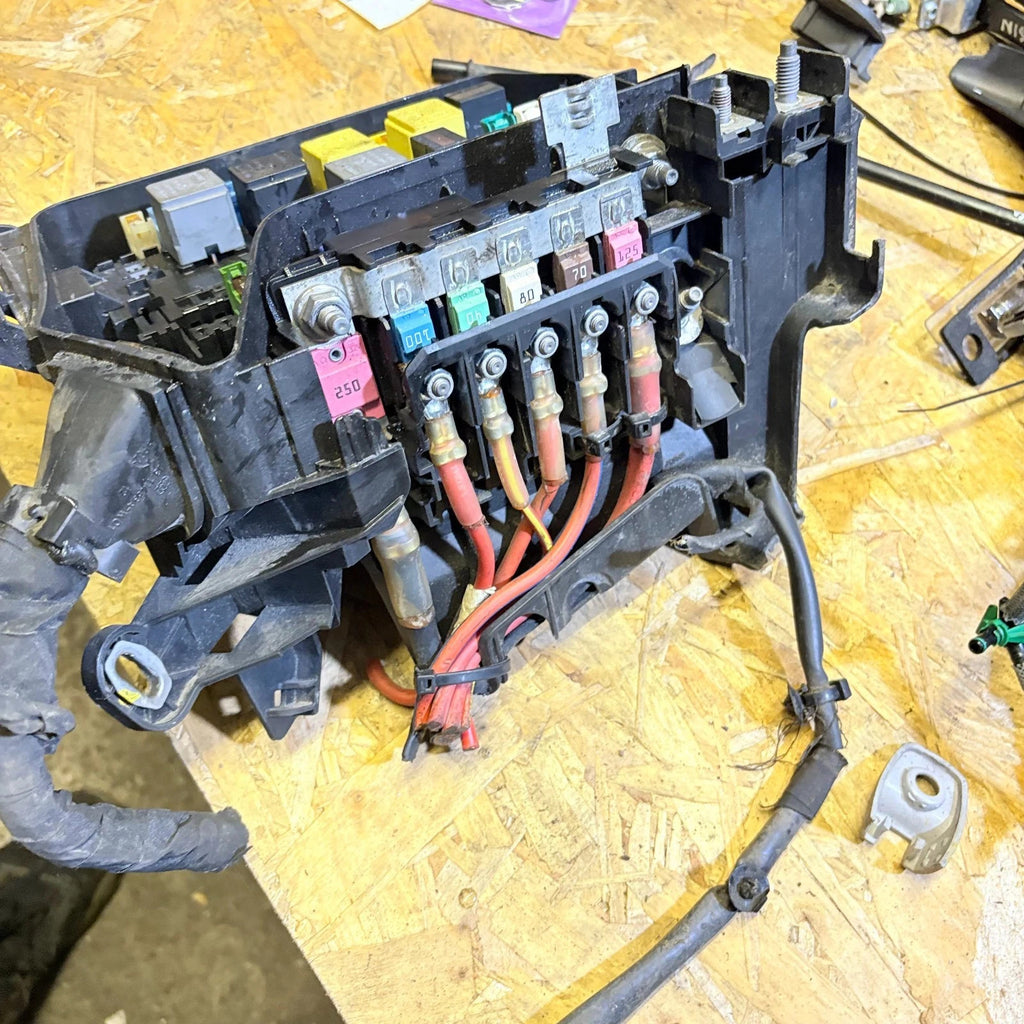 MERCEDES 2013 FRONT FUSE RELAY BOX A0025428019