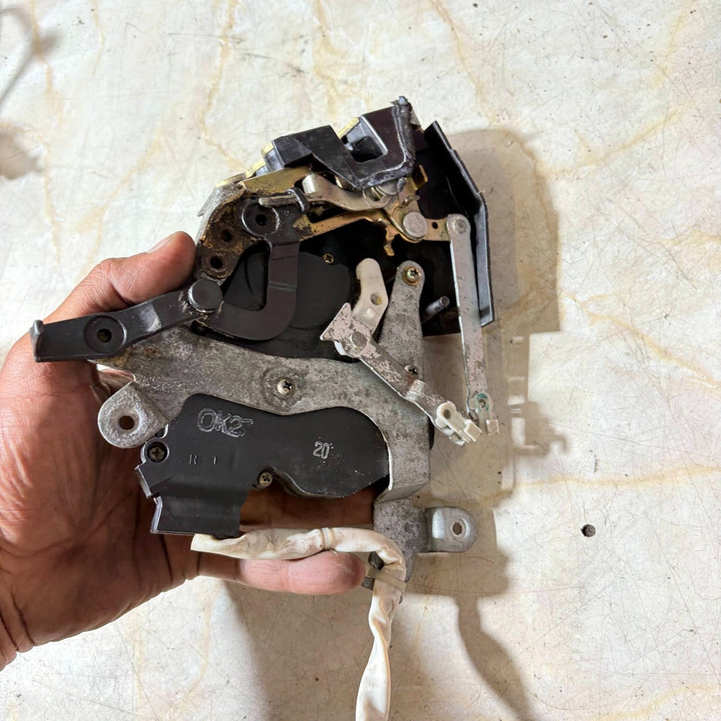TOYOTA D-4D REAR LEFT PASSENGER N/S/R DOOR LOCK CATCH ACTUATOR MECHANISM