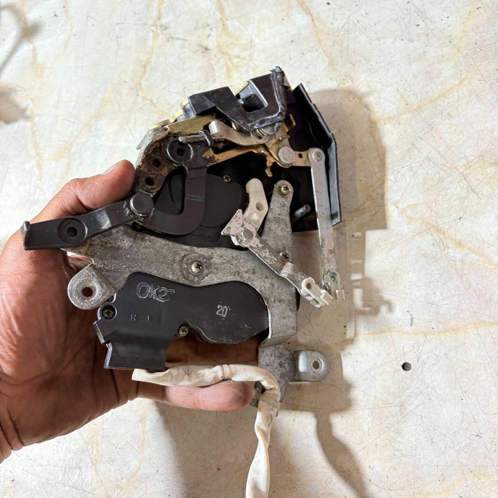 TOYOTA D-4D REAR LEFT PASSENGER N/S/R DOOR LOCK CATCH ACTUATOR MECHANISM