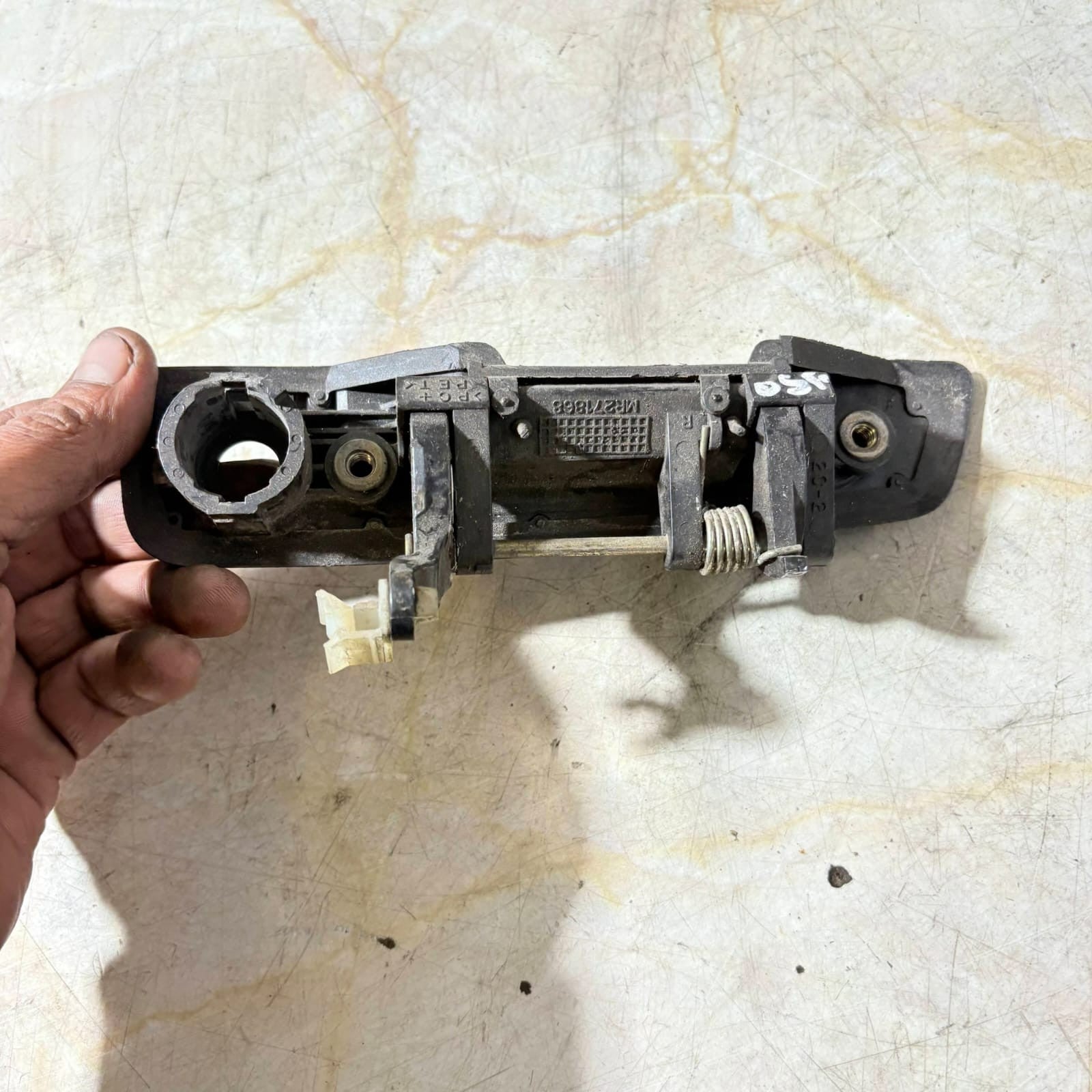 MITSUBISHI SHOGUN PININ EQUIPPE GDI Driver Front EXTERIOR HANDLE (OSF) MR271868