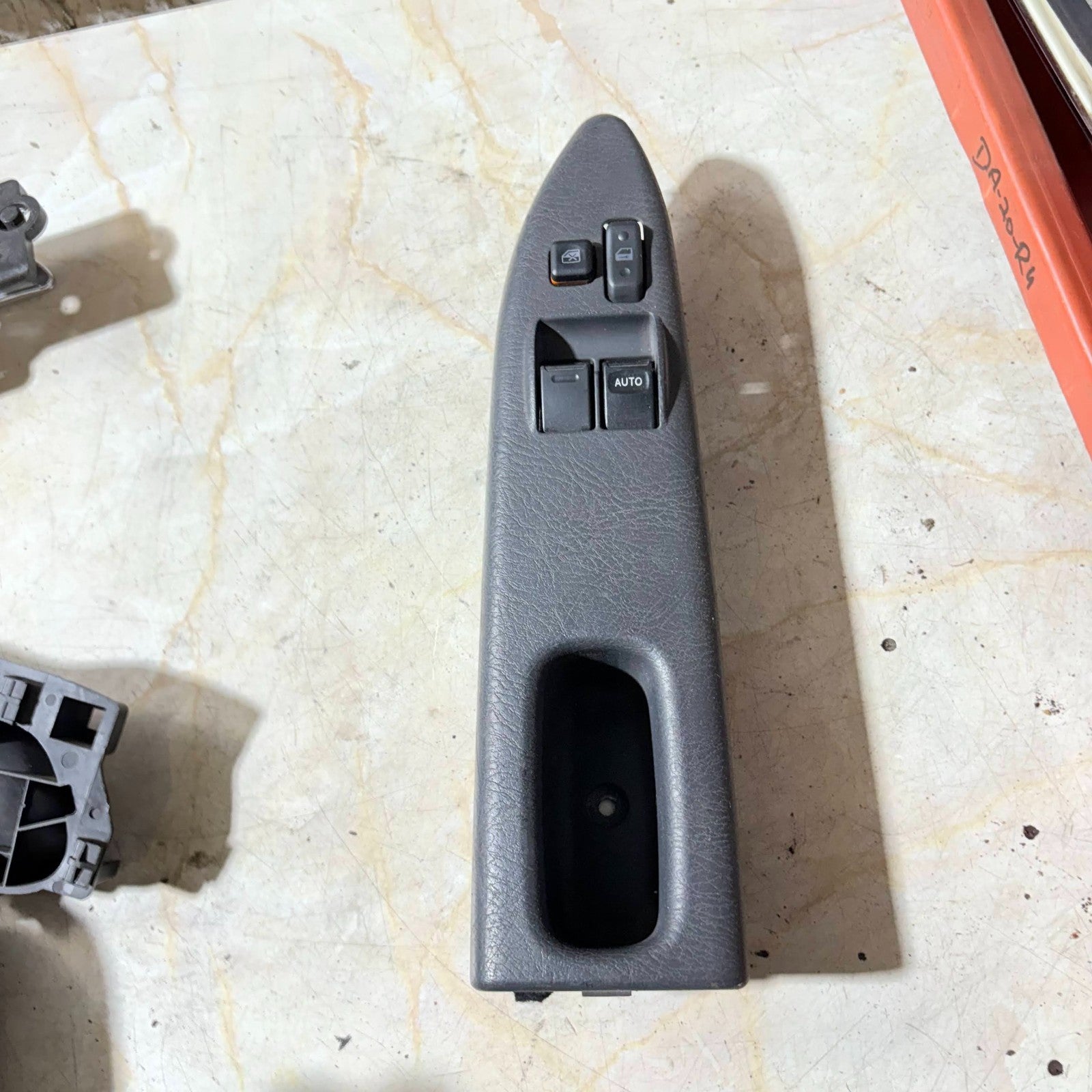TOYOTA D4D FRONT DRIVER SIDE WINDOW CONTROL SWITCH
