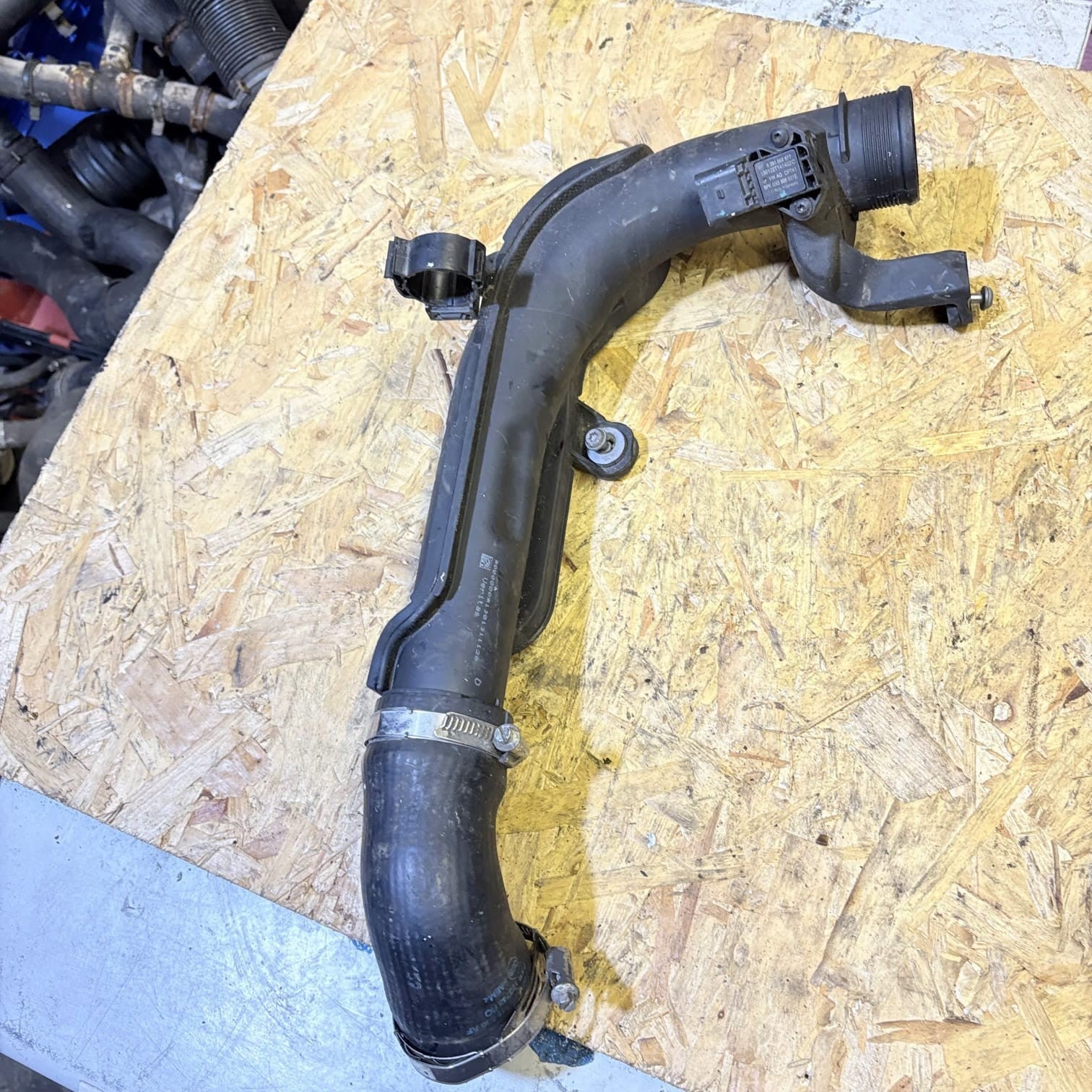 SKODA YETI 2013 2.0 TDI AIR INTAKE PIPE HOSE 0281002977