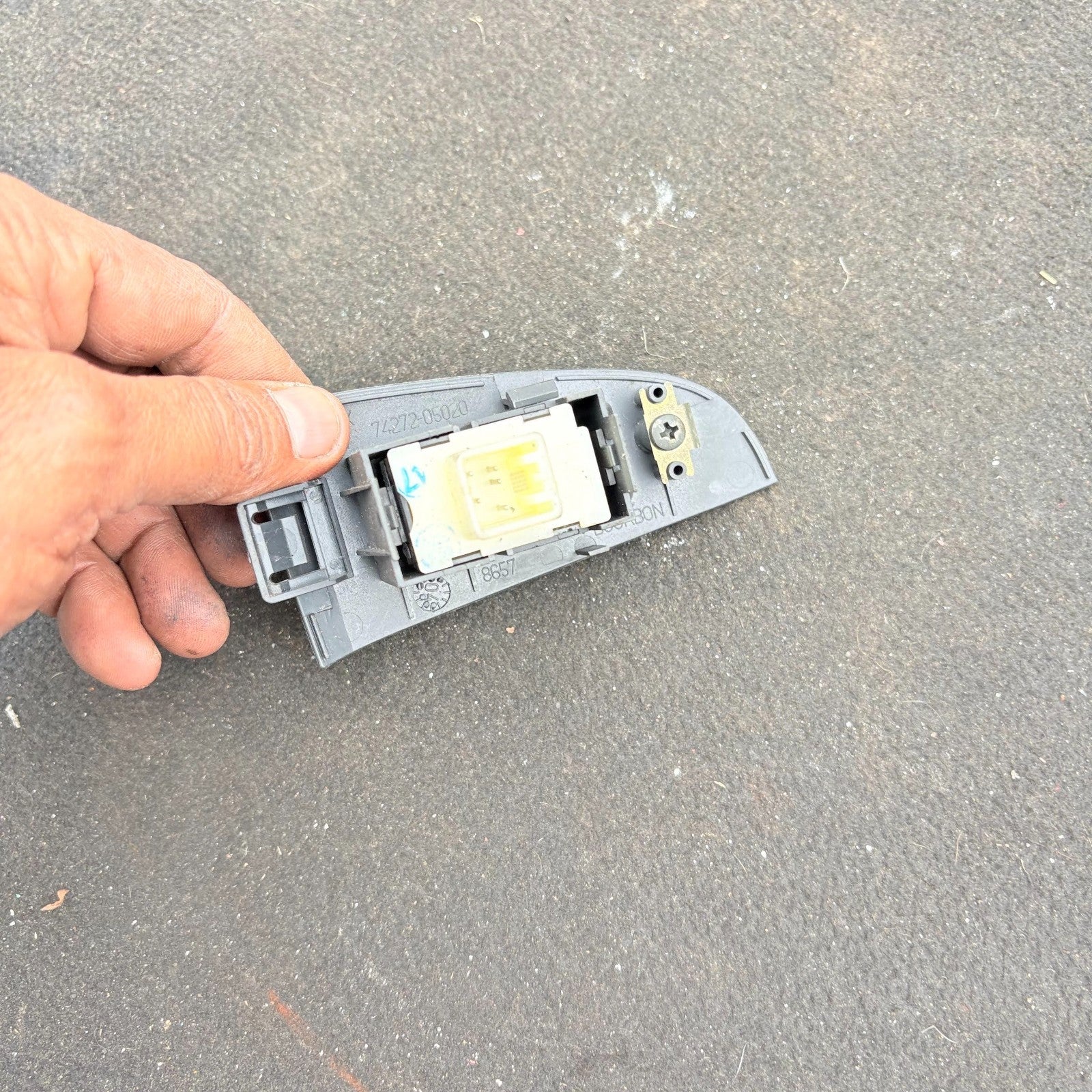 2004-2008 TOYOTA AVENSIS PASSENGER SIDE REAR LEFT WINDOW SWITCH 74272-05020