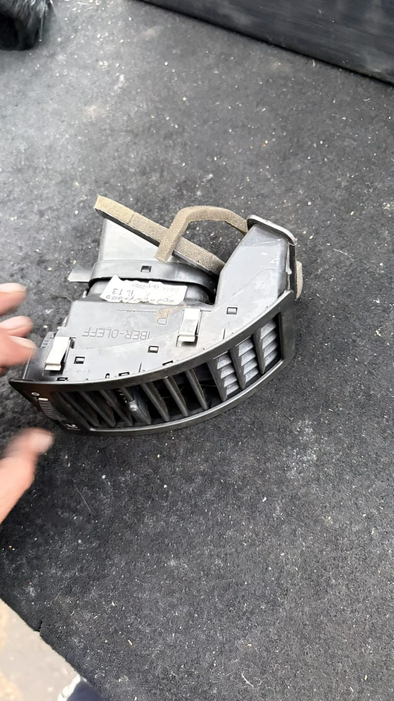 VW POLO 9N3 MK4 DRIVER/RIGHT SIDE FRONT AIR VENT DUCT 6Q0819704 2009