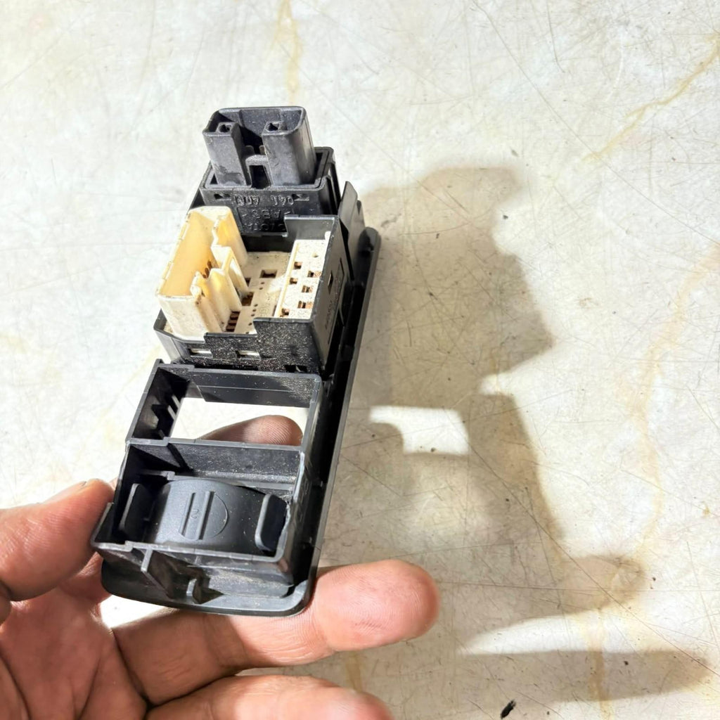 TOYOTA COROLLA 2003-2008 E120 Wing Mirror Switch 183574 Black