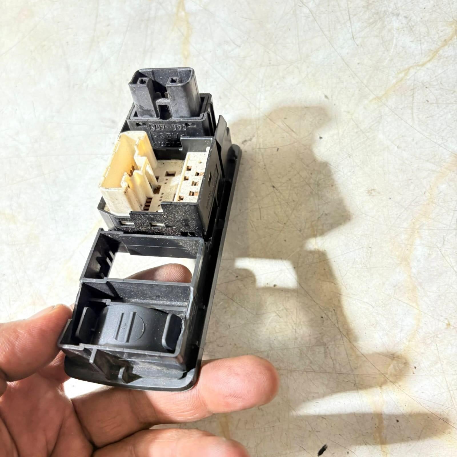 TOYOTA COROLLA 2003-2008 E120 Wing Mirror Switch 183574 Black