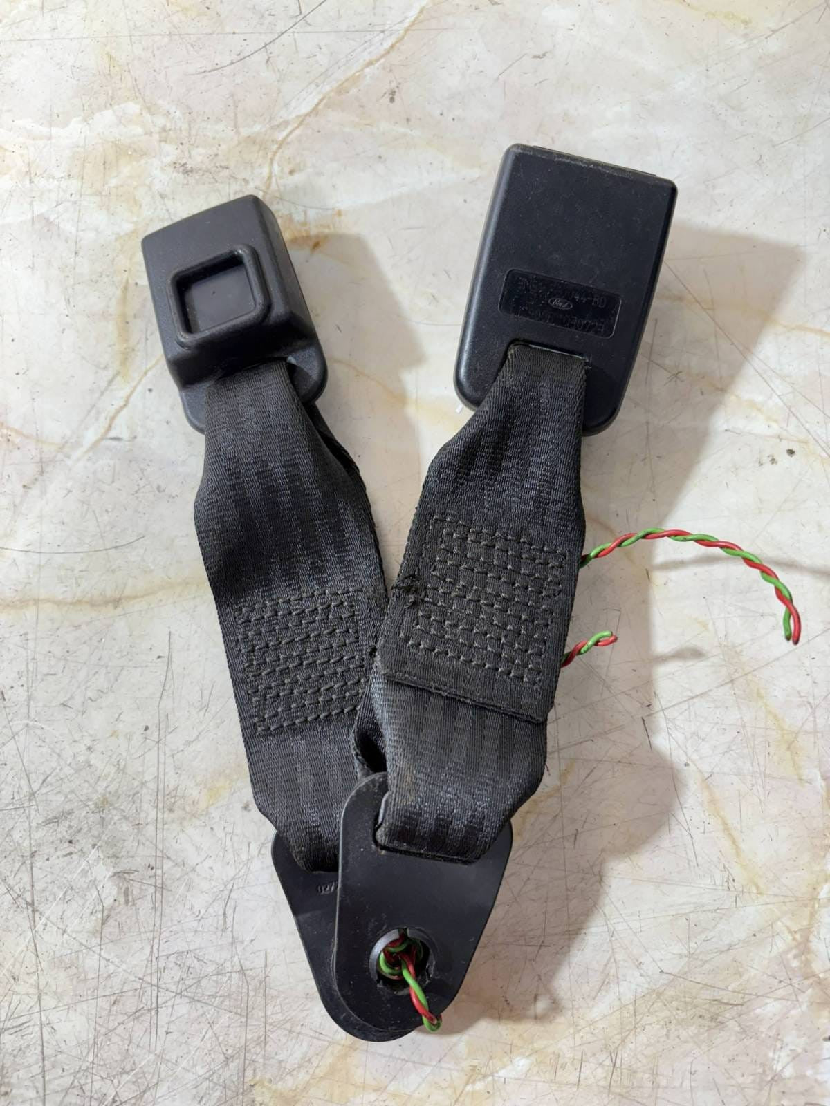 FORD FOCUS SEAT BELT STALK CLASP BUCKLE CENTER REAR 3M45-R60044BD-R60044CD 2003