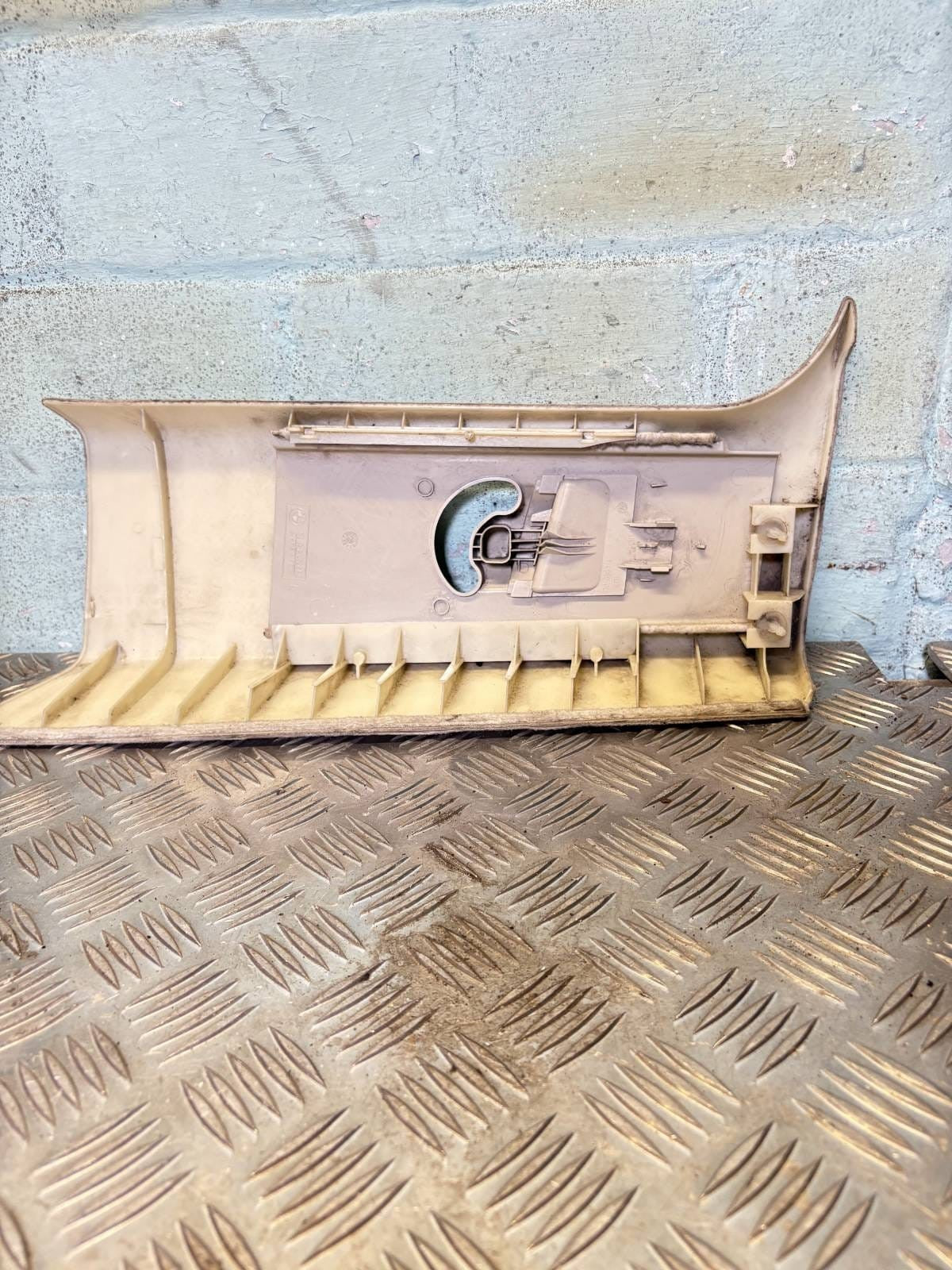 Range Rover Rear Interior Pillar Seat Belt Covers 51438252683