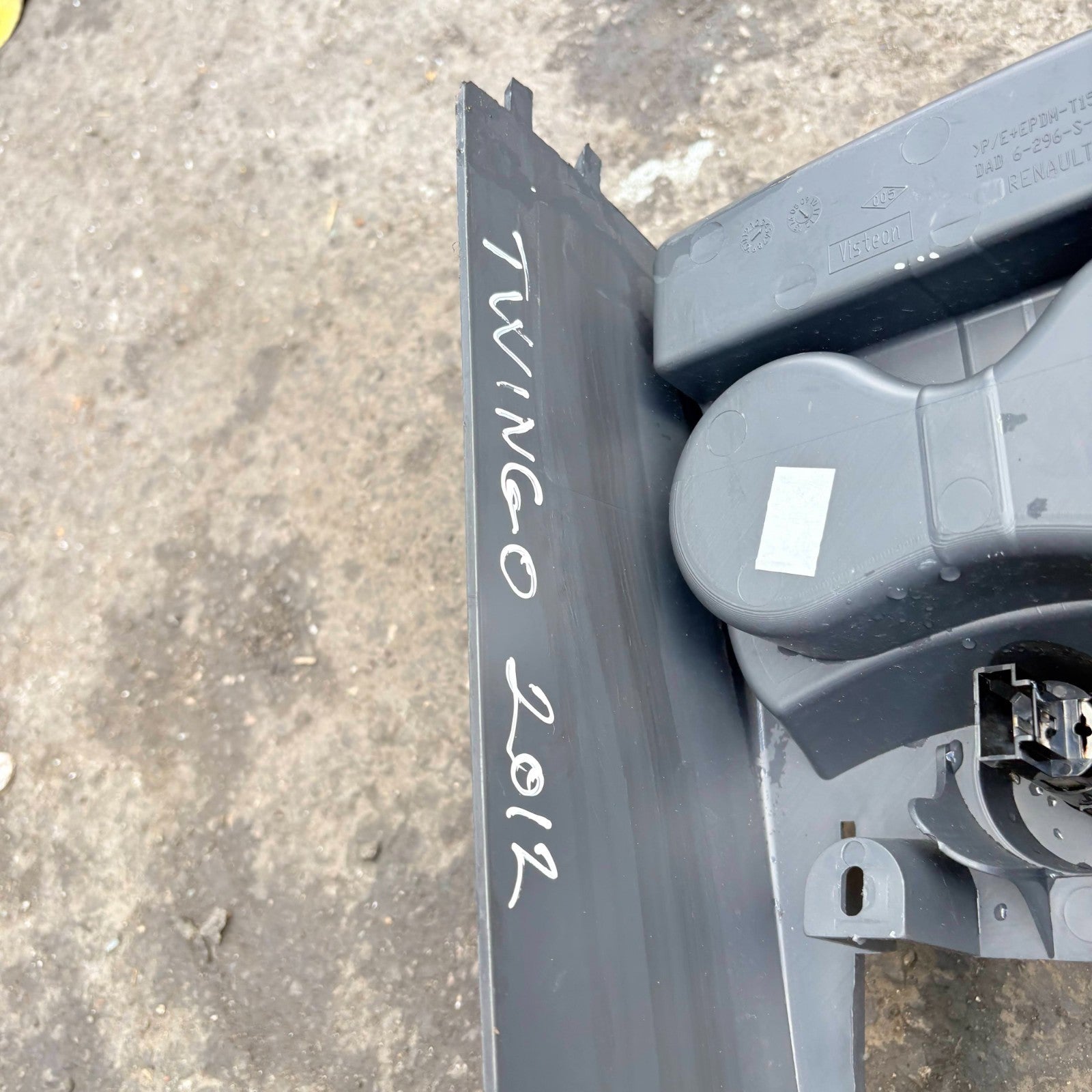 RENAULT TWINGO II CN0 2007-2014 GEARSTICK SURROUND 12V SOCKET 8200455794