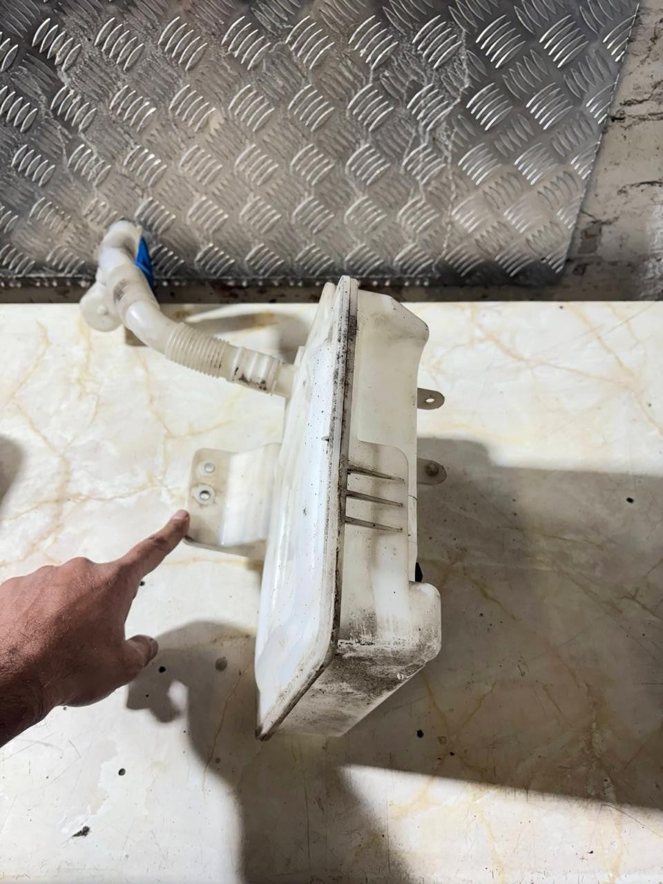 A3 2003-2013 WIND SCREEN WASHER TANK IKO 955 453