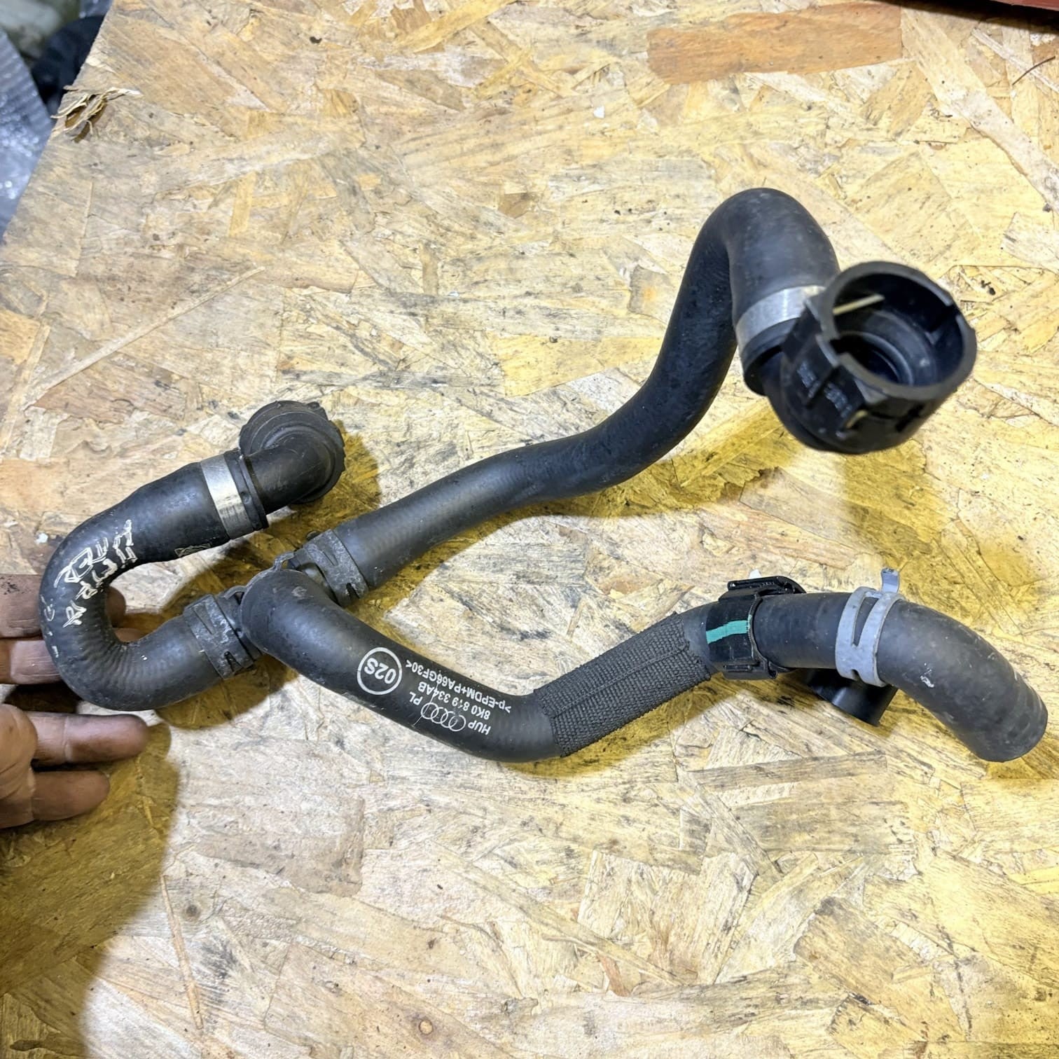 Audi A4 2.0 TDI CJCD-Heater Matrix Coolant Pipes-8K0819334AB