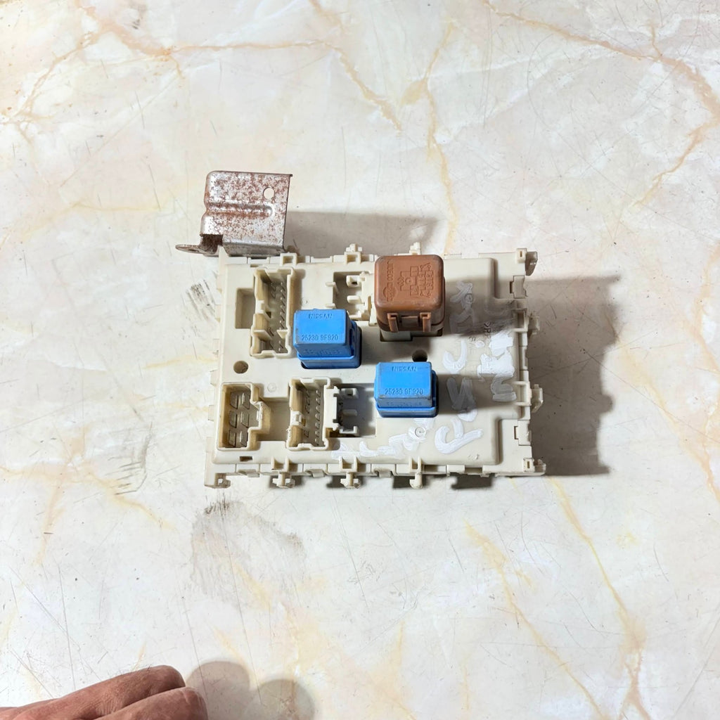 NISSAN PRIMERA FUSE BOX 24350-AV700 2001-2008