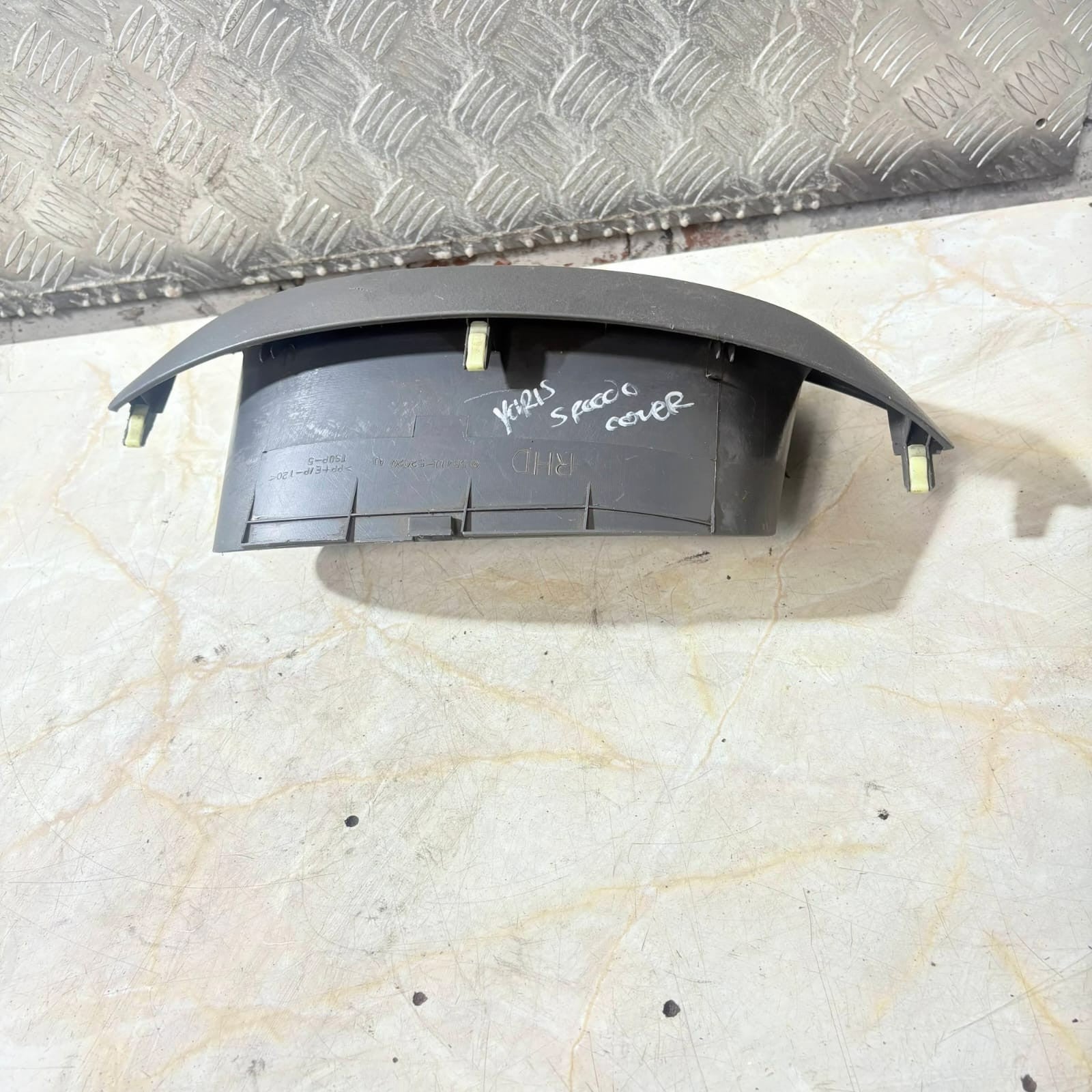 TOYOTA YARIS MK1 SPEEDOMETER CLUSTER SURROUND PANEL 1999-2005 55411-52020