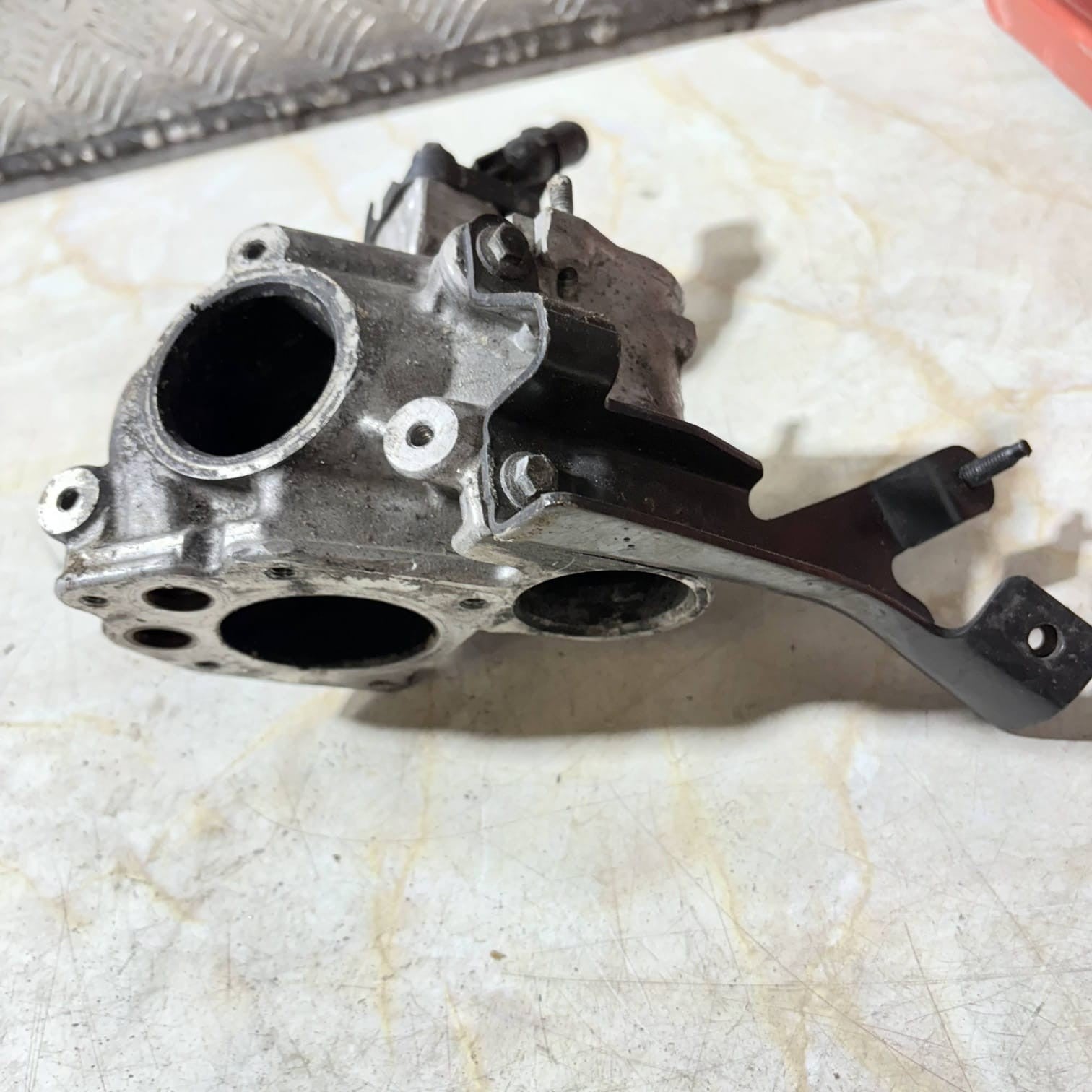 NISSAN QASHQAI TEKNA 1.5 DCI EGR VALVE COOLER HOUSING BRACKET FLANG 3-52301