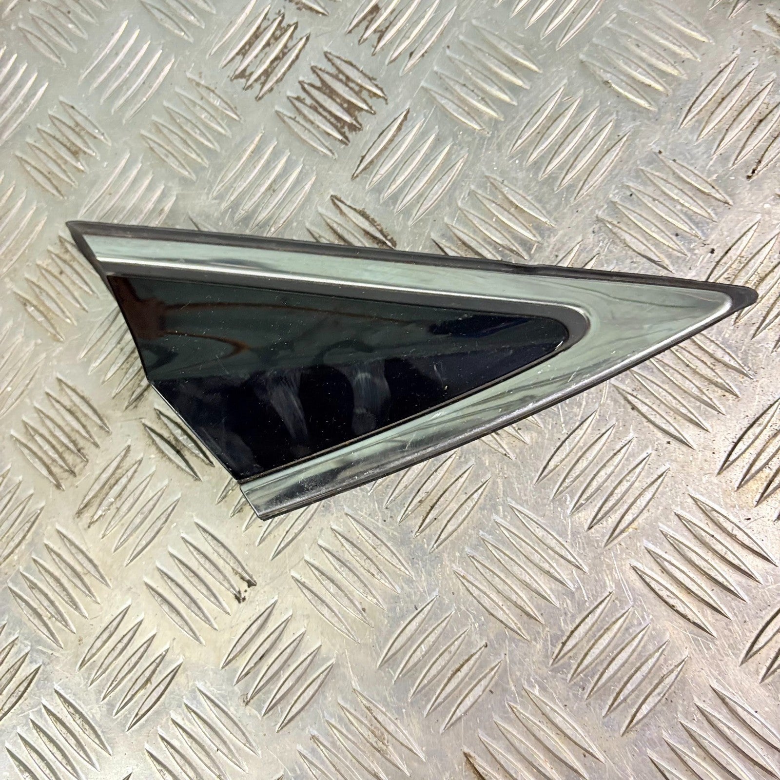 2017 HYUNDAI I40 EXTERIOR WING TRIM MOULDING TRIANGLE RIGHT DRIVER 86190-3Z000
