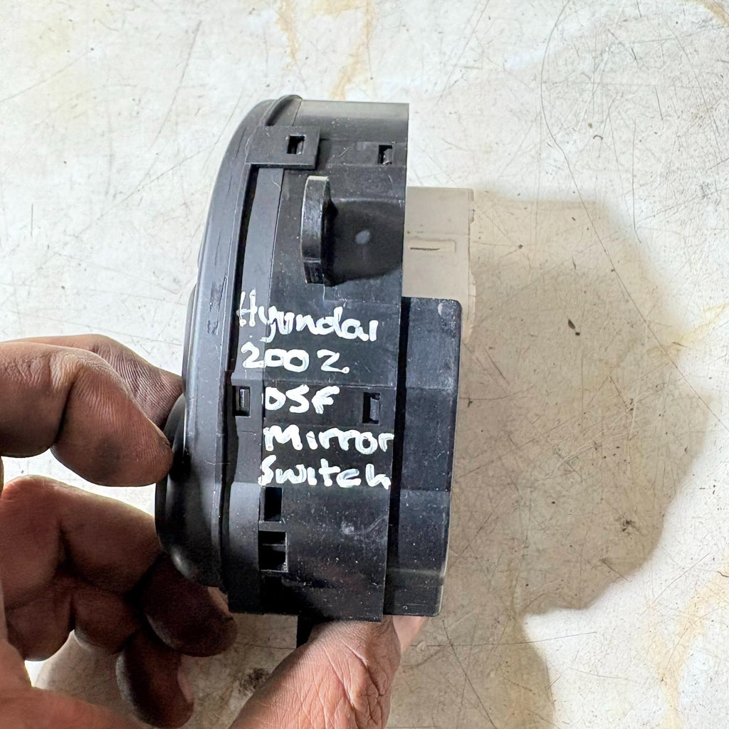 HYUNDAI SANTA FE 2002 MK1 5DR DRIVERS FRONT MIRROR CONTROL SWITCH 93530-26500