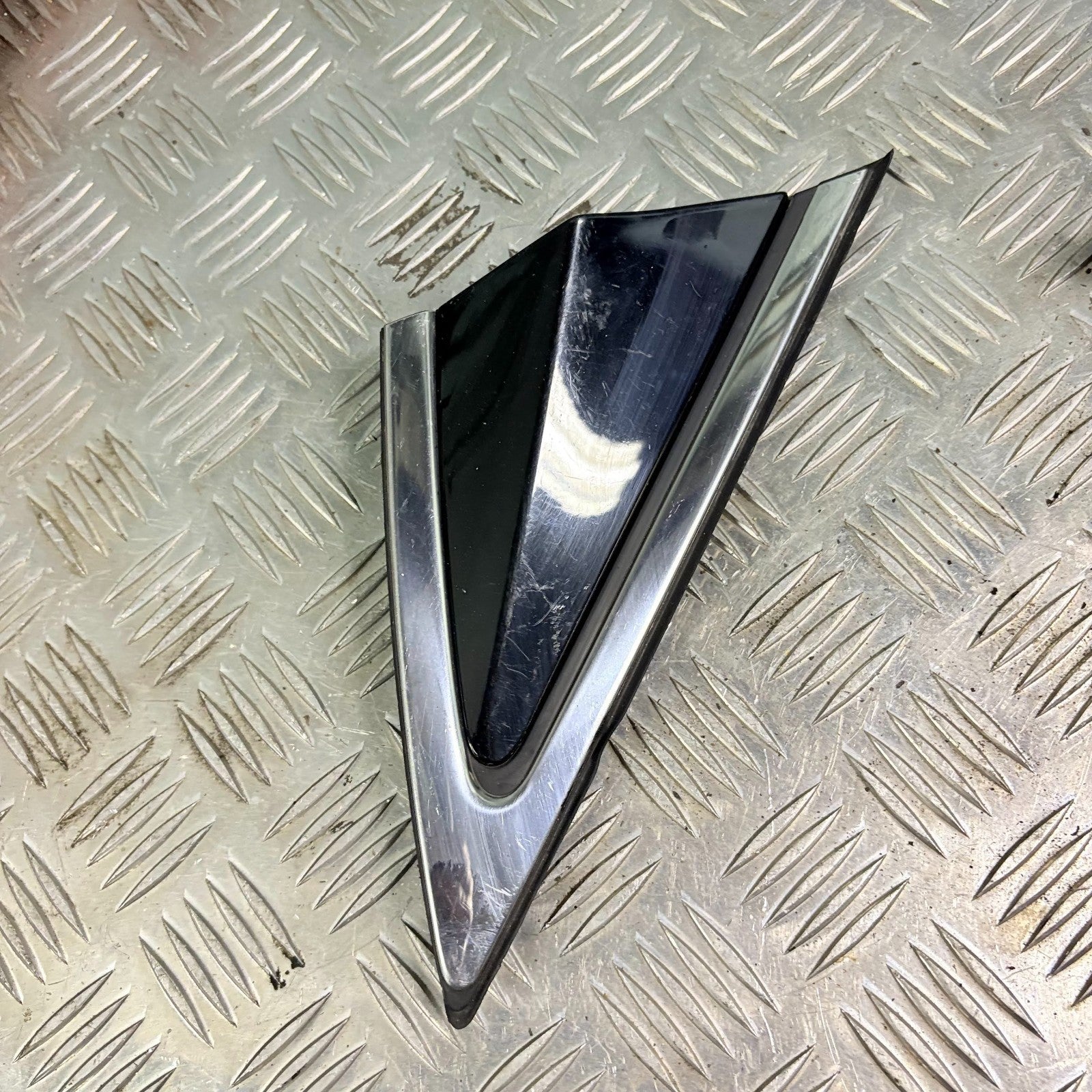 2017 HYUNDAI I40 EXTERIOR WING TRIM MOULDING TRIANGLE RIGHT DRIVER 86190-3Z000