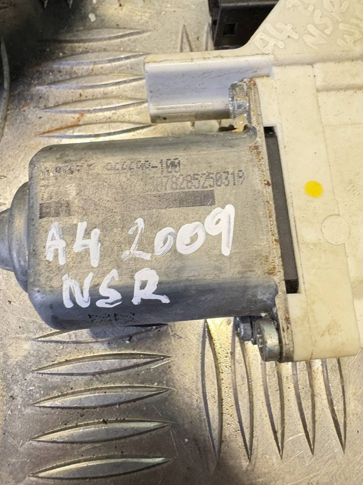 LAND ROVER DISCOVERY FRONT PASSENGER WINDOW MOTOR MK3 2009 PART: 0536010002