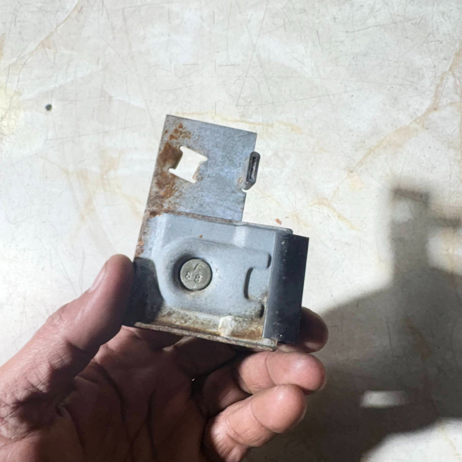 SEAT Arosa 1997 Front Left Door Window Glass Holder Clamp Bracket