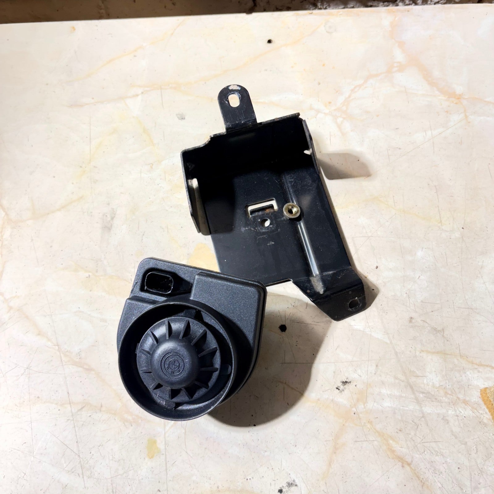 MINI R52 Convertible 2004-2008 Alarm Siren Horn Bracket 65756914293 6914293
