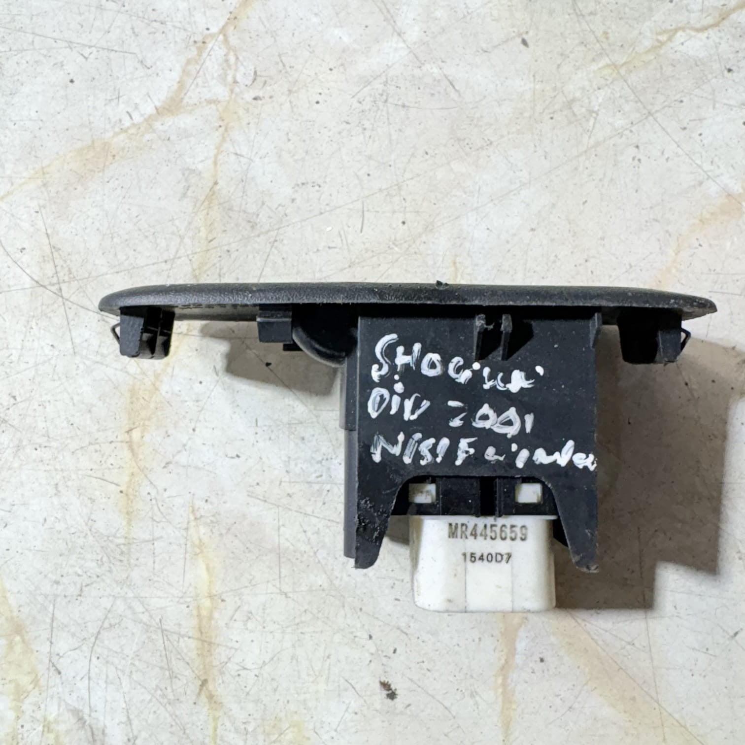Mitsubishi Shogun Pajero 1999-2006 Front Left Window Switch MR445659