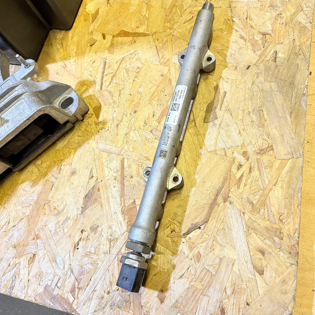 16-19 VW GOLF AUDI SEAT SKODA 1.5 TSI FUEL RAIL 05E133320