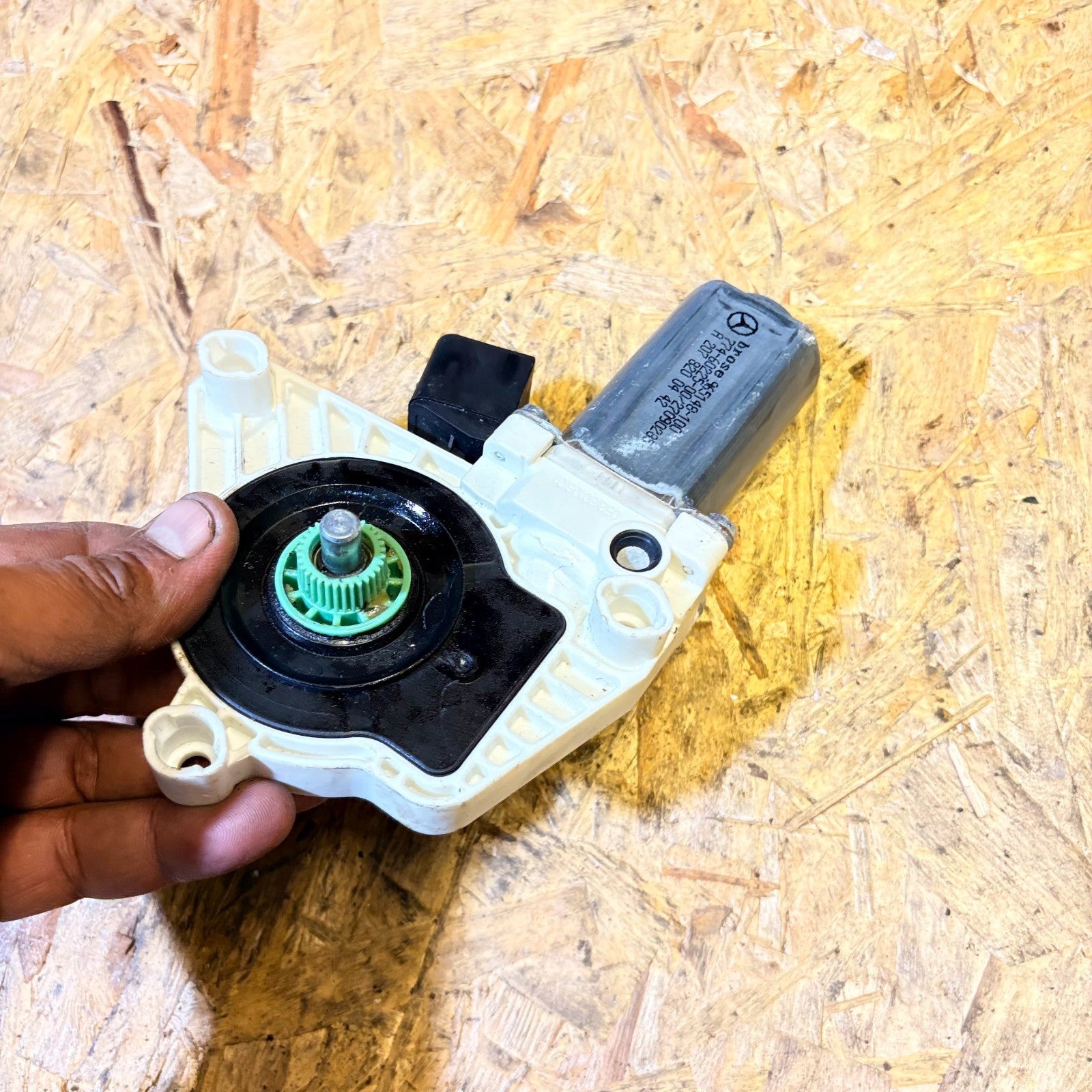 MERCEDES E CLASS C207 W207 2010 WINDOW MOTOR FRONT RIGHT DRIVER SIDE A2078200442